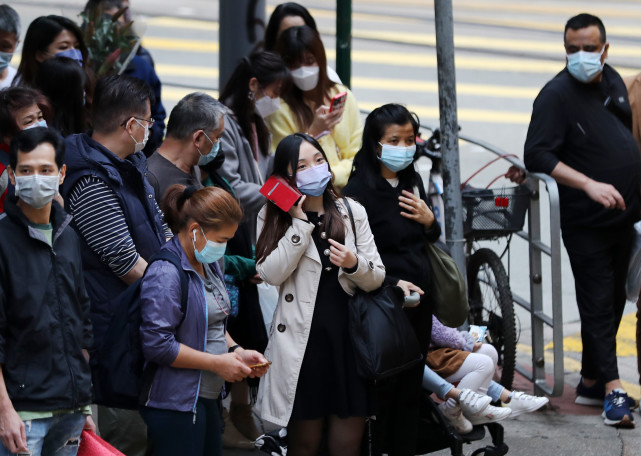 腾讯：香港资料图库一免费-手机正在毁掉中国老人？  第2张