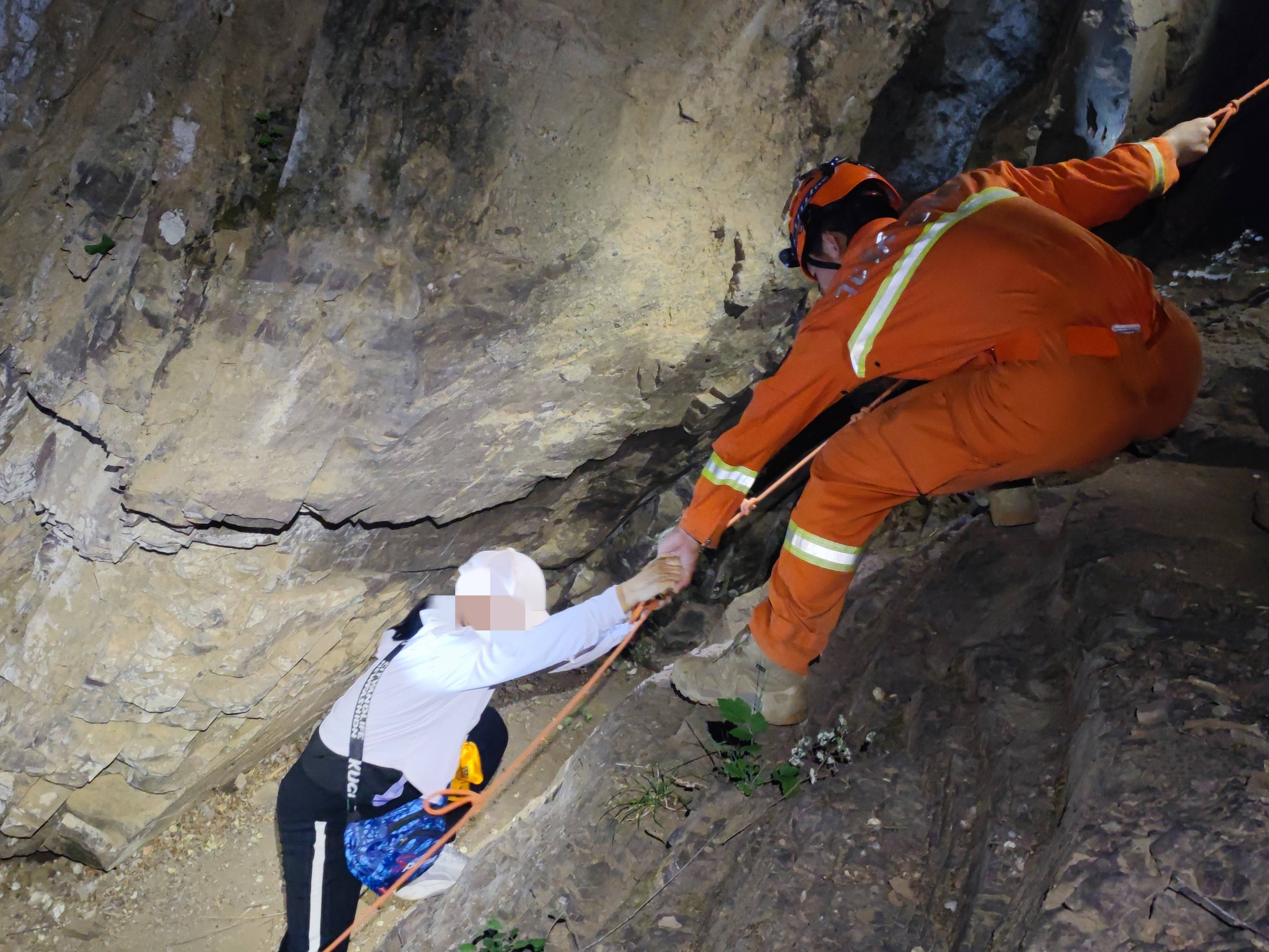 中新网:2o24澳门正版精准资料-5人组团登山 1人从海拔5千米坠崖遇难  第2张