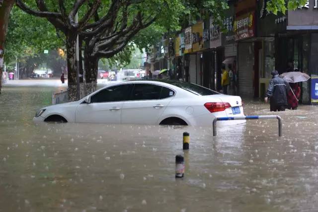 百度平台:2024新澳彩料免费资料-长沙遭暴雨袭击:雨水灌入地下商场  第3张